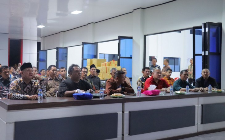 Polres Bengkulu Selatan saat gelar nobar Pagelaran Wayang Kulit Polri