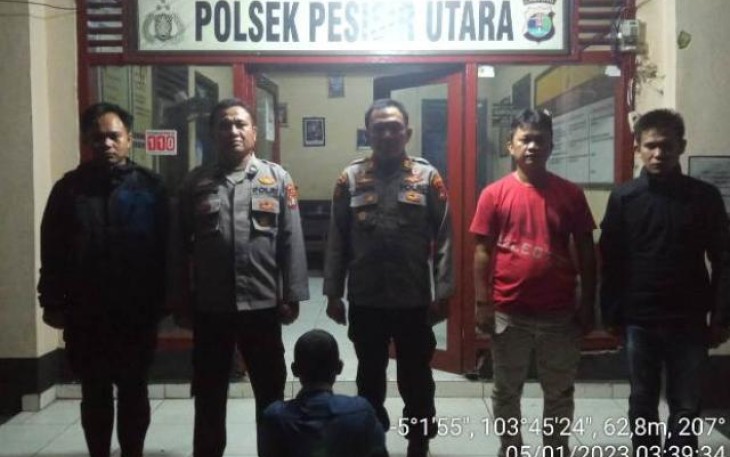 Tersangka (jongkok diborgol) saat diamankan