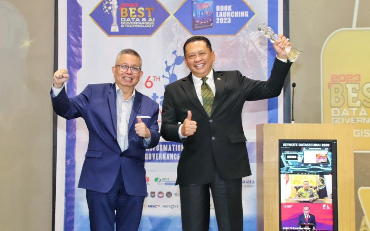 Bamsoet mendapatkan penghargaan Best Data and AI Governance (DG Awards) sektor Legislatif, di Jakarta, Rabu (22/11/23).