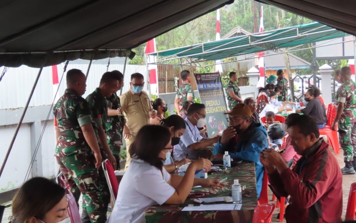 Personel Koramil Timika Laksanakan Pengamanan dan Penyaluran Bansos dari PPAD