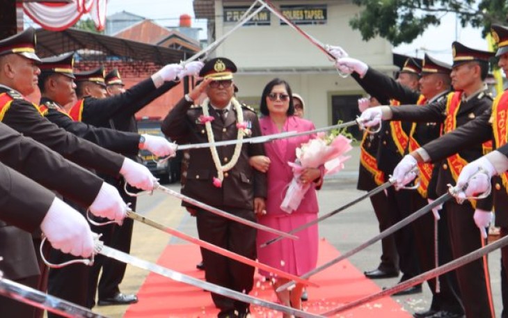 Purna Bakti AKBP (Purn) Bumbunan Lumbanraja. Bersama istri, usai melewati pedang pora, mantan Kabag SDM Polres Tapsel itu mengucapkan salam perpisahan ke Kapolres dan personel