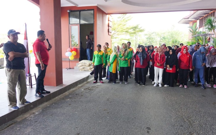 Sekda Bintan saat Ikuti Jalan Santai bersama Pegawai di Lingkungan Setda