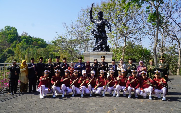 Danrem 081/DSJ Ikuti Upacara Hari Kesaktian Pancasila di Monumen Kresek Madiun