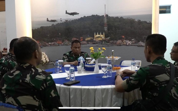 Komandan Wing Udara l Sambut Kedatangan Pangkoarmada 1