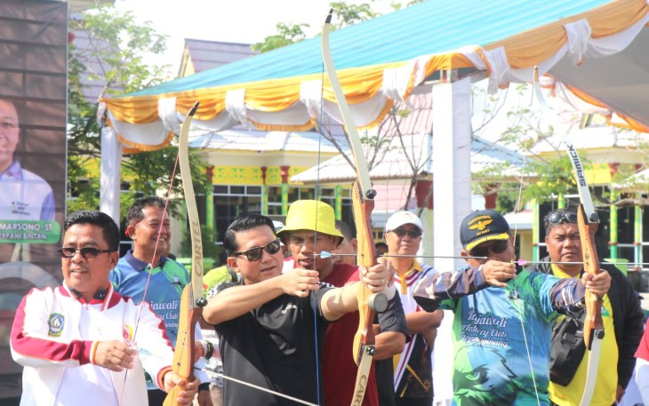  Wakil Bupati Bintan Ahdi Muqsithmembuka Bintan Archery Festival Tahun 2023 yang menjadi event pertama di Bintan dalam olahraga panahan. Kompetisi bagi para atlet panahan ini menunjukkan wajah baru dalam pengembangan cabang olahraga bergengsi di Bintan
