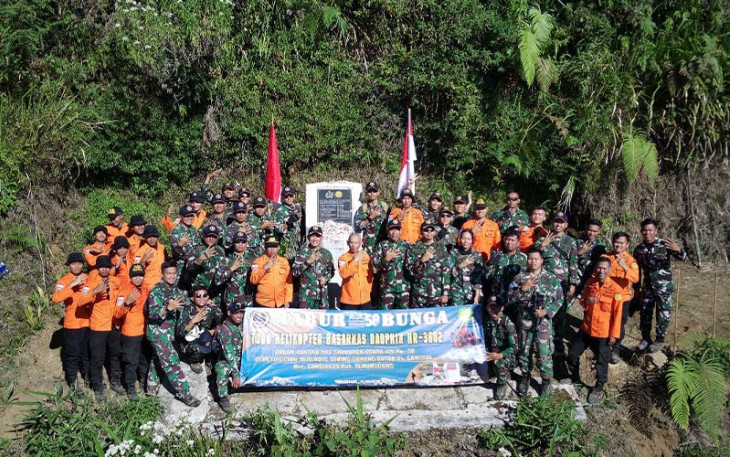 Prajurit Puspenerbal Tabur Bunga di Monumen HR-3602
