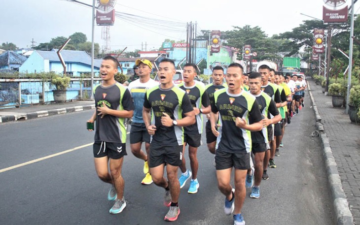 Prajurit Laksanakan Lari Bersama Keliling Kota Malang