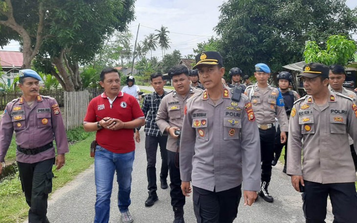 Kapolres saat tinjau Pengamanan pemilihan Kepala Desa Antar Waktu.