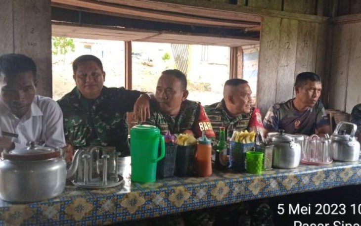 Suasana Personel Polsek SD Hole dan Koramil 04/SD Hole, ngopi bareng di depan Kantor Camat. Tak ayal, pegawai Kantor Camat SD Hole juga ikut membaur.