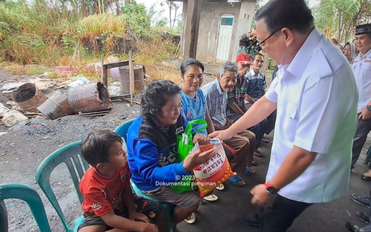 Wali Kota Bitung, Maurits Mantiri Santuni Kaum Dhuafa Kelurahan Kumersot