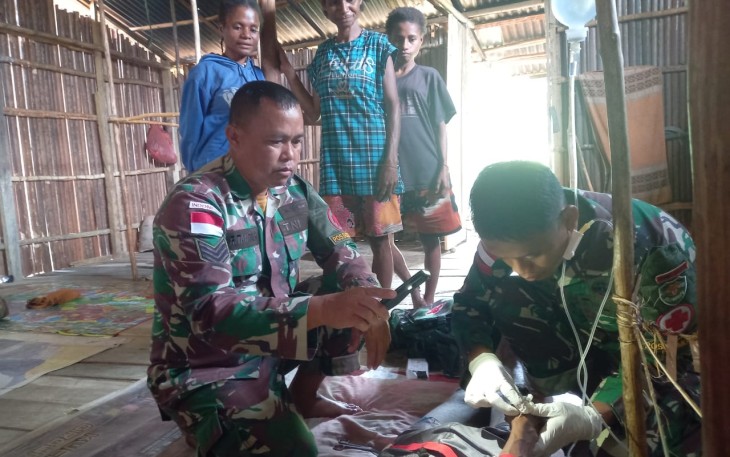 Satgas Yonif 310/KK Obati Warga di Perbatasan
