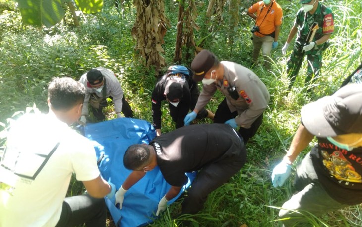 Petugas mengevakuasi mayat perempuan tanpa identitas usai ditemukan warga di ladang Dukuh Tarukan, Desa Plumbon, Kecamatan Tawangmangu, Kabupaten Karanganyar pada Jumat siang (11/8/2023).