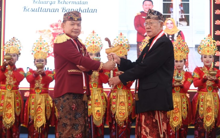 Kasad Jenderal TNI Dr Dudung Abdurachman Terima Gelar Kesultanan Bangkalan Madura