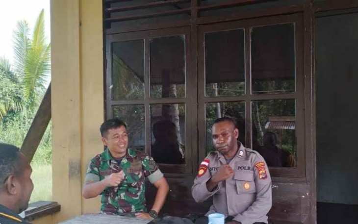 Babinsa Kokonao dan Bhabinkamtibmas Bahas Keamanan Wilayah