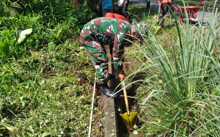 Babinsa Koramil 1710-07/Mapurujaya Bersama Warga Binaan Kerja Bakti Bersihkan Ruas Kanan Kiri Jalan dan Parit