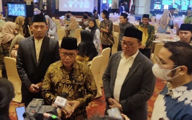 Dirjen Bimas Islam Kamaruddin Amin (tengah)