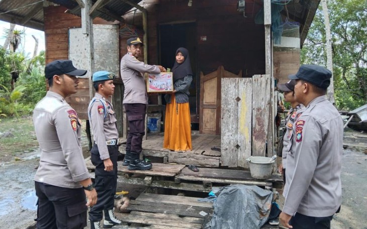 Polsek Daik Lingga Salurkan Bantuan Sosial Kepada Masyarakat