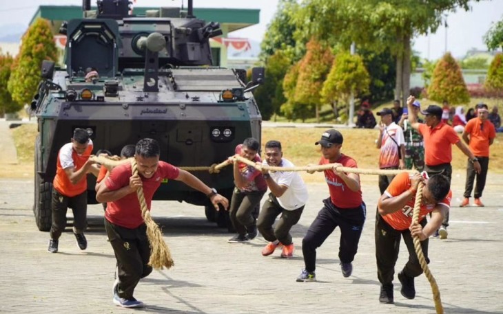 Divif 3 Kostrad Gelar Lomba Tarik Panser Badak dan Makanan Sehat Anti Stunting