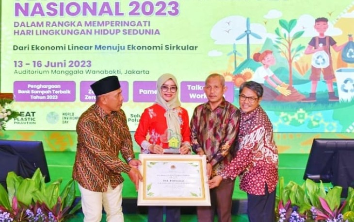 Kabid Dinas Lingkungan Hidup Kabupaten Bintan Asri Menerima Penghargaan