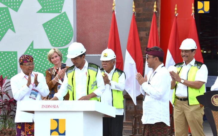 Presiden Jokowi saat Resmikan TPST Kota Denpasar yang meliputi TPST Kesiman Kertalangu, TPST Padang Sambian, dan TPST Tahura Ngurah Rai, di TPST Kesiman Kertalangu, Senin (13/3).