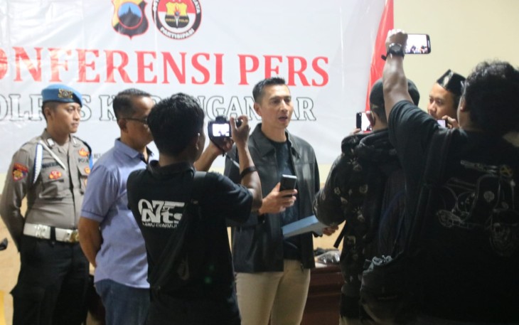 Kapolres Karanganyar AKBP Jerrold Hendra Yosef Kumontoy, saat memberikan keterangan kepada wartawan di Mapolres Karanganyar, Jumat (5/4/2023) malam. Foto : Istimewa