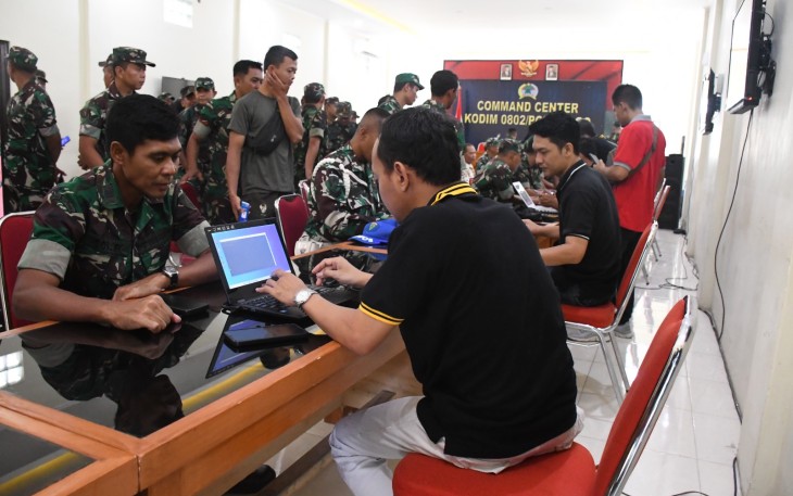 Anggota Kodim 0802/Ponorogo Lakukan Aktifasi Identitas Kependudukan Digital