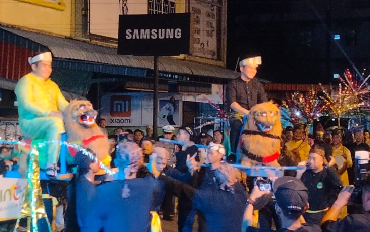 Bupati Bintan beserta wakil bupati Bintan saat naik di punggung singa
