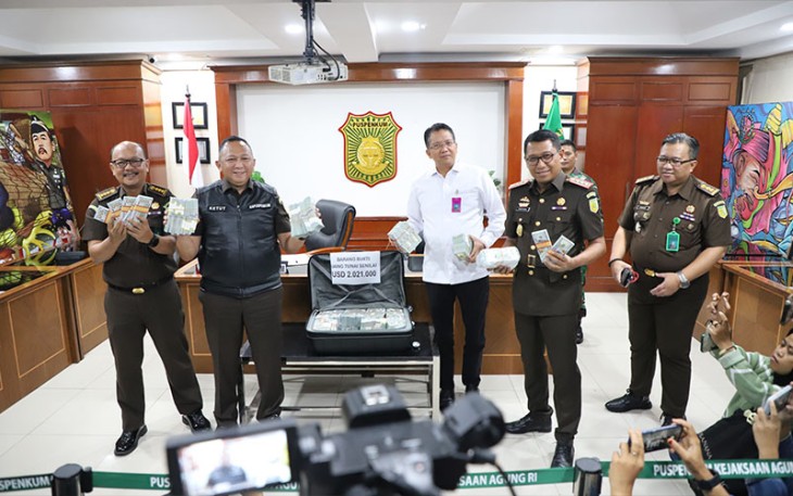 Tim Penyidik saat menerima Uang Sejumlah USD 2.021.000 dari Tersangka AQ dan Tersangka SR