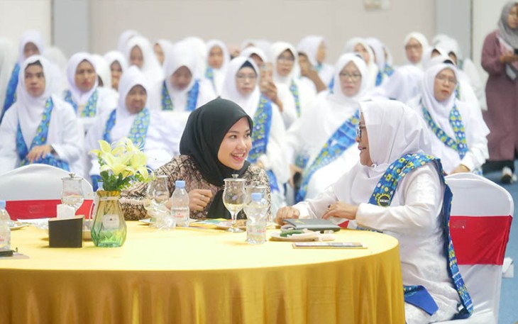 Ketua TP PKK Bintan Hafizha Rahmadhani pada kegiatan Peningkatan Kapasitas Pengurus BKMT melalui Dialog Interaktif dengan tema Mejadi Ibu Seperti Yang Allah Mau, Sabtu (23/12) di Aula Bandar Seri Bentan.