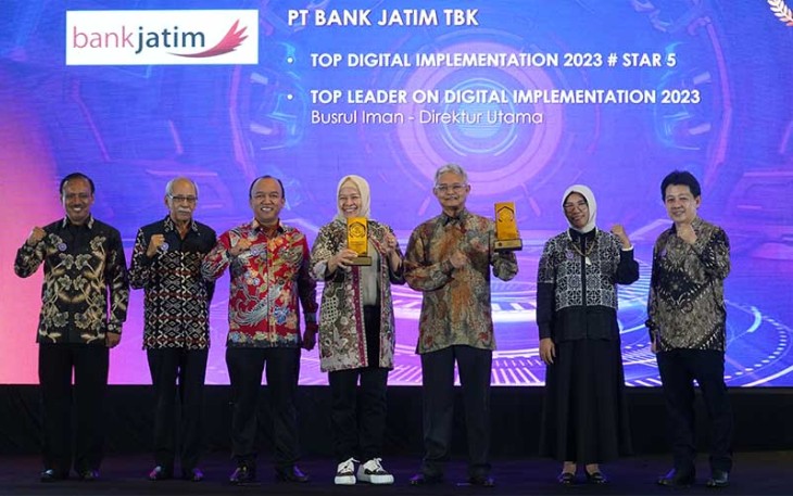 Dua penghargaan yang diraih tersebut yaitu sebagai Top Digital Implementation 2023 #star5 dan Top Leader on Digital Implementation 2023 yang diberikan kepada Direktur Utama Bank Jatim Busrul Iman, di Hotel Raffles Jakarta, Senin (4/11) malam.