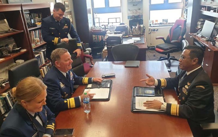 Deputi Bidang Kebijakan dan Strategi Bakamla RI Laksda Bakamla Dr. Gregorius Agung W.D., M.Tr. (Han) saat lakukan pertemuan bilateral dengan Deputy Commander Pacific Area United States Coast Guard (USCG) Vice Adm Brendan C. McPherson