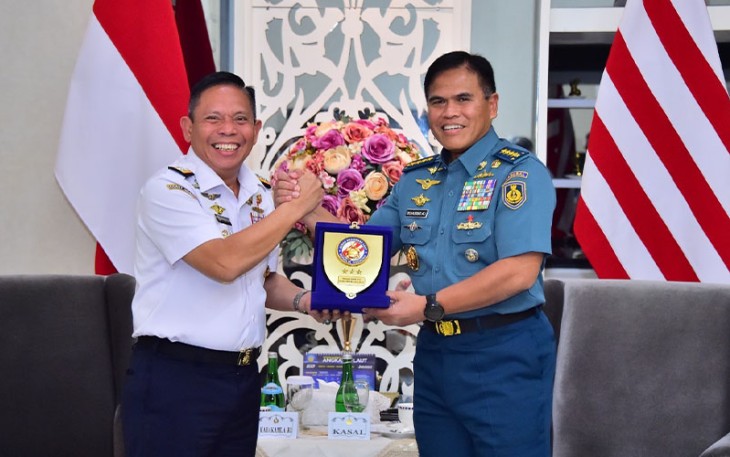 Kepala Bakamla RI Laksdya TNI Dr. Irvansyah, S.H., M.Tr.Opsla saat Bertemu Kasal  Laksamana TNI Muhammad Ali di Wisma Elang Laut (WEL).