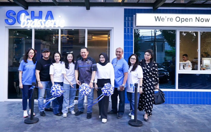 Bamsoet saat mengunjungi cafe SCHA Brasserie yang didirikan puterinya Saras Shintya Putri (Chacha) bersama beberapa alumni Fakultas Hukum Universitas Indonesia (FH-UI) Angkatan 2019 di Blackstone Garage Kebayoran Baru Jakarta, Senin (9/10/23).