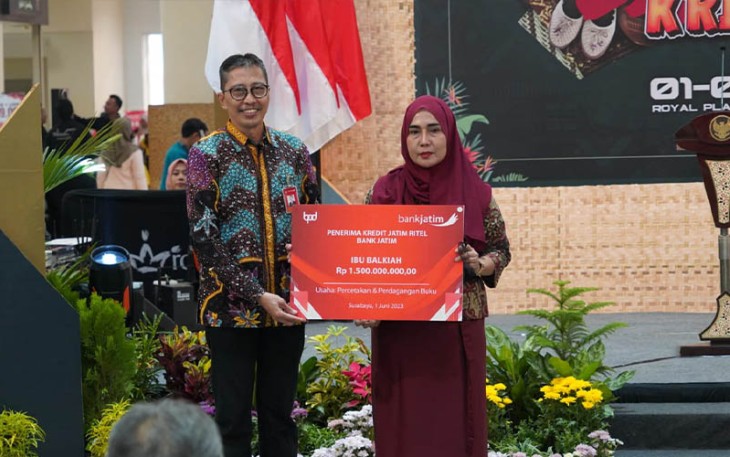 Penyerahan Kredit Jatim Ritel dilakukan langsung oleh Direktur Utama Bank Jatim Busrul Iman kepada Balkiah sebesar Rp 1,5 miliar dan disaksikan oleh Gubernur Jawa Timur Khofifah Indar Parawansa.