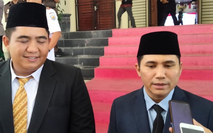 Ahdi Muqsith (kanan) didampingi Bupati Bintan Roby Kurniawan saat diwawancarai awak media, Kamis (24/08/2023).