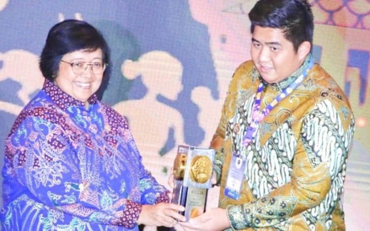 Bupati Bintan Roby Kurniawan SPWK saat terima Anugerah Adipura kategori Kota Kecil tahun 2022 dari Prof Dr Siti Nurbaya..