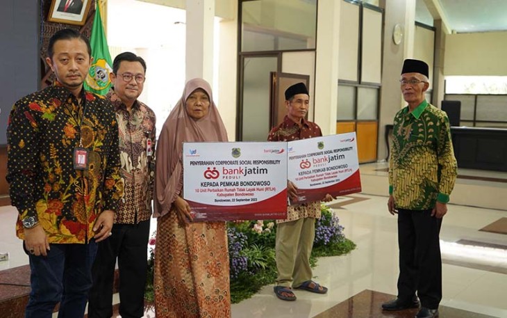Bank Jatim saat Serahkan CSR Rehabilitasi RTLH ke Pemkab Bondowoso 