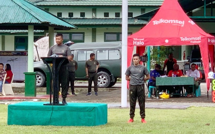 Komandan Kodim 1710/Mimika Letkol Inf Dedy Dwi Cahyadi saat secara resmi membuka Turnamen Sepak Bola Piala Kasad Cup TA. 2023, Jumat (21/07/2023).