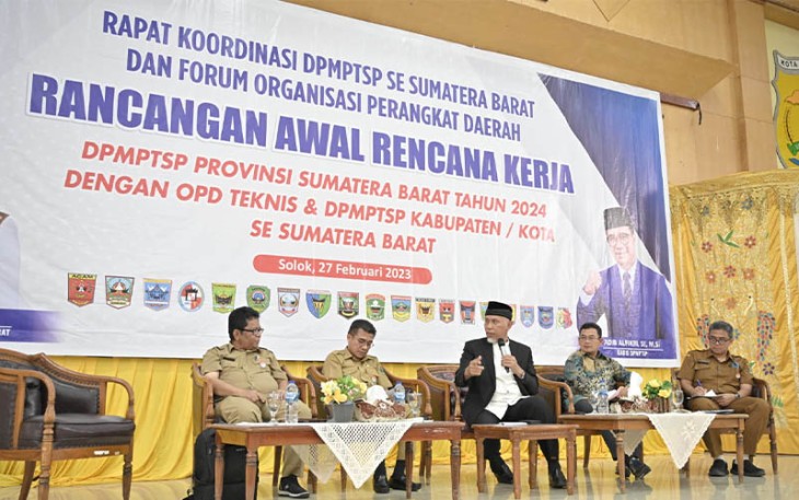 Gubernur Sumatra Barat, Mahyeldi Ansharullah saat membuka rapat koordinasi DPMPTSP Provinsi dan DPMPTSP Kabupaten/Kota se Sumatra Barat di Gedung Kubung Tigo Baleh, Kota Solok.