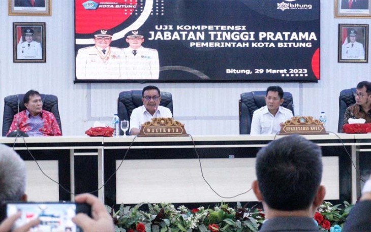 Walikota Bitung saat membuka uji kompetensi jabatan tertinggi Pratama pemerintah Kota Bitung
