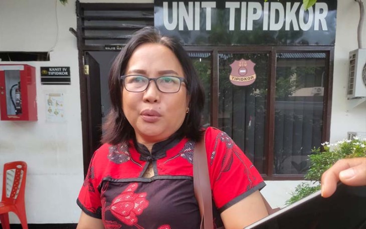 Direktur umum dan keuangan PD Bangun Bitung saat di wawancarai sejumlah wartawan usai menjalani pemeriksaan oleh penyidik Tipidkor Polres Bitung