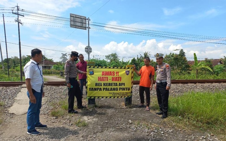  Anggota Polsek Ngunut Gelar Sosialisasi dan Pemasangan Banner di 7 Perlintasan Kereta Api 