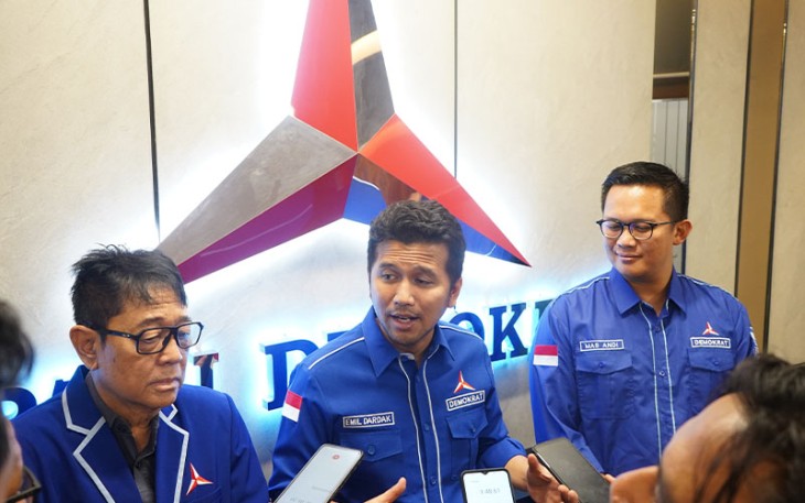 Ketua DPD Demokrat Jatim, Emil Elestianto Dardak saat jumpa pers, Kamis (2/3).