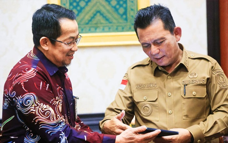 Gubernur Kepulauan Riau H. Ansar Ahmad saat menerima audiensi Kakanwil DJP Provinsi Kepri, Cucu Supriantna di Gedung Daerah, Tanjungpinang, Selasa (21/02).