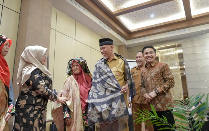 Gubernur Sumbar, Mahyeldi Ansharullah di The Axana Hotel Padang.