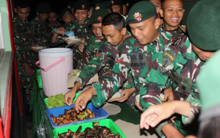 Kebersamaan makan bersama prajurit Menarmed 2 Kostrad 