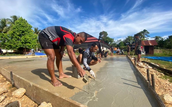 Prajurit Satgas Yonif RK 136/TS Bangun Lapangan Voli