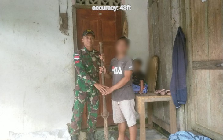 Satgas Yonif 645/Gty terima senjata rakitan warga di perbatasan 