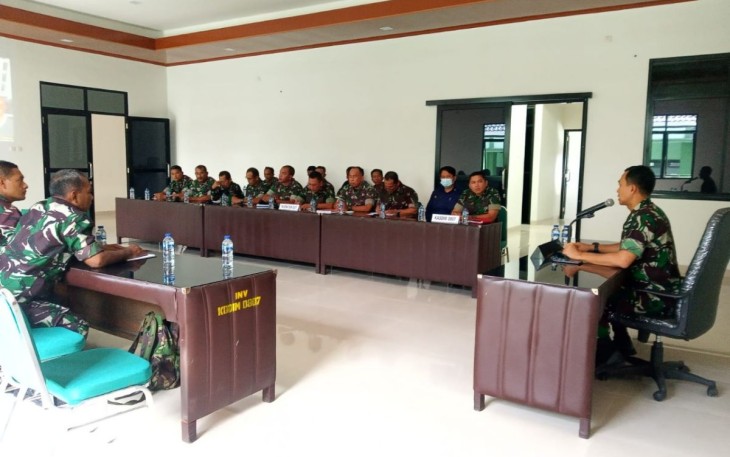 Dandim 0807/Tulungagung Letkol Czi Nooris Agus Rinanto saat pimpin rapat staf, Senin (2/1)