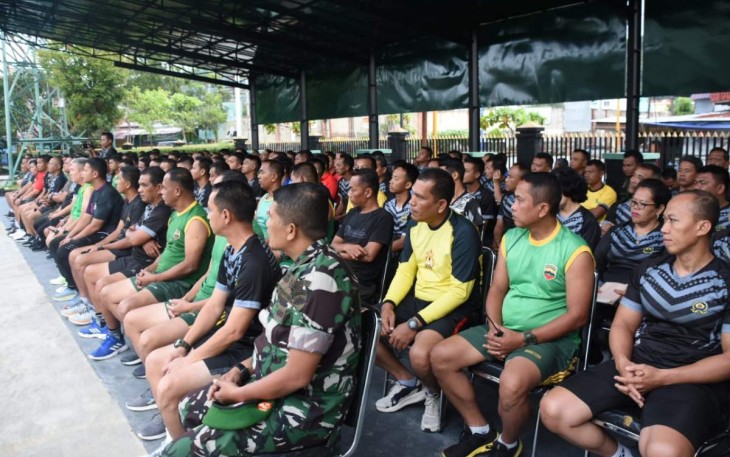 Prajurit dan PNS Korem 023/KS saat menerima jam komandan, Selasa (3/1)